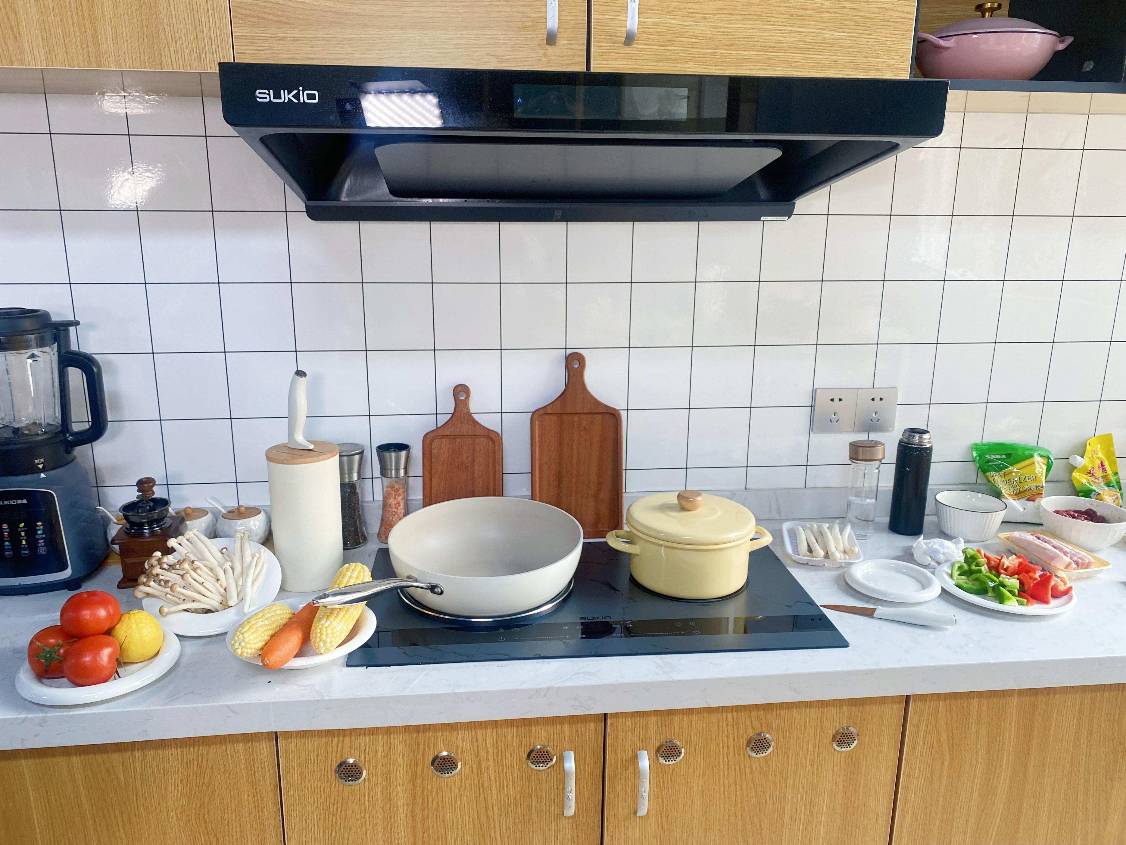 What are the advantages and disadvantages of builtin induction hobs