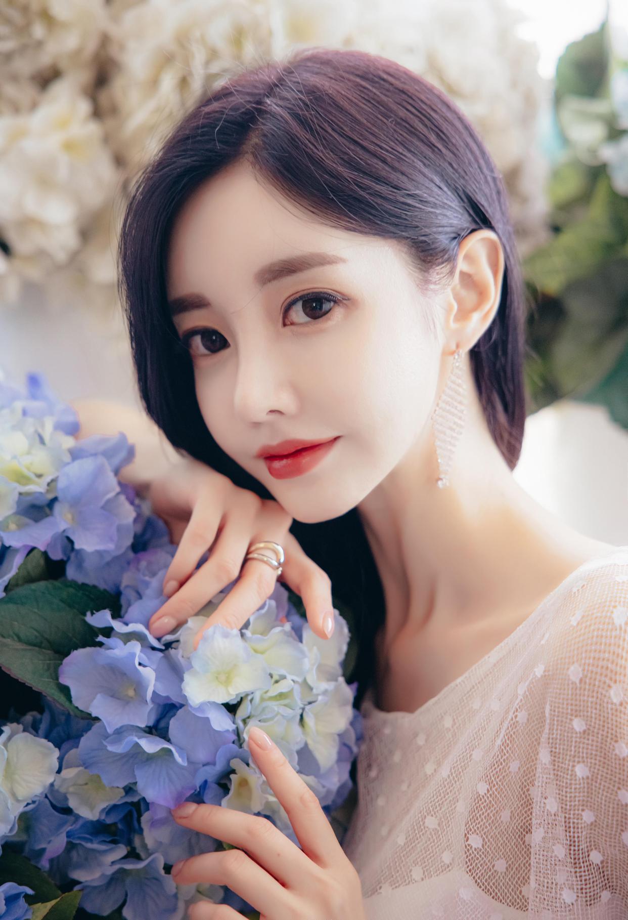 South Korea's No. 1 internet celebrity supermodel Sun Yunzhu, with a ...