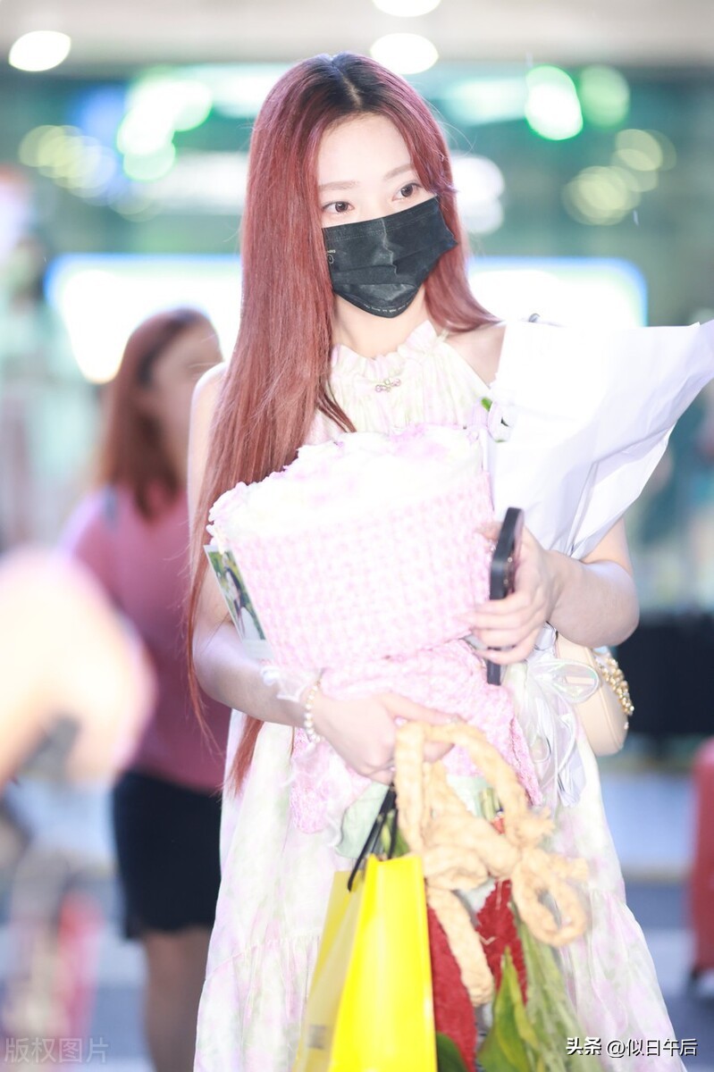 Zhang Zining showed up at Chengdu Airport and was in a good mood when