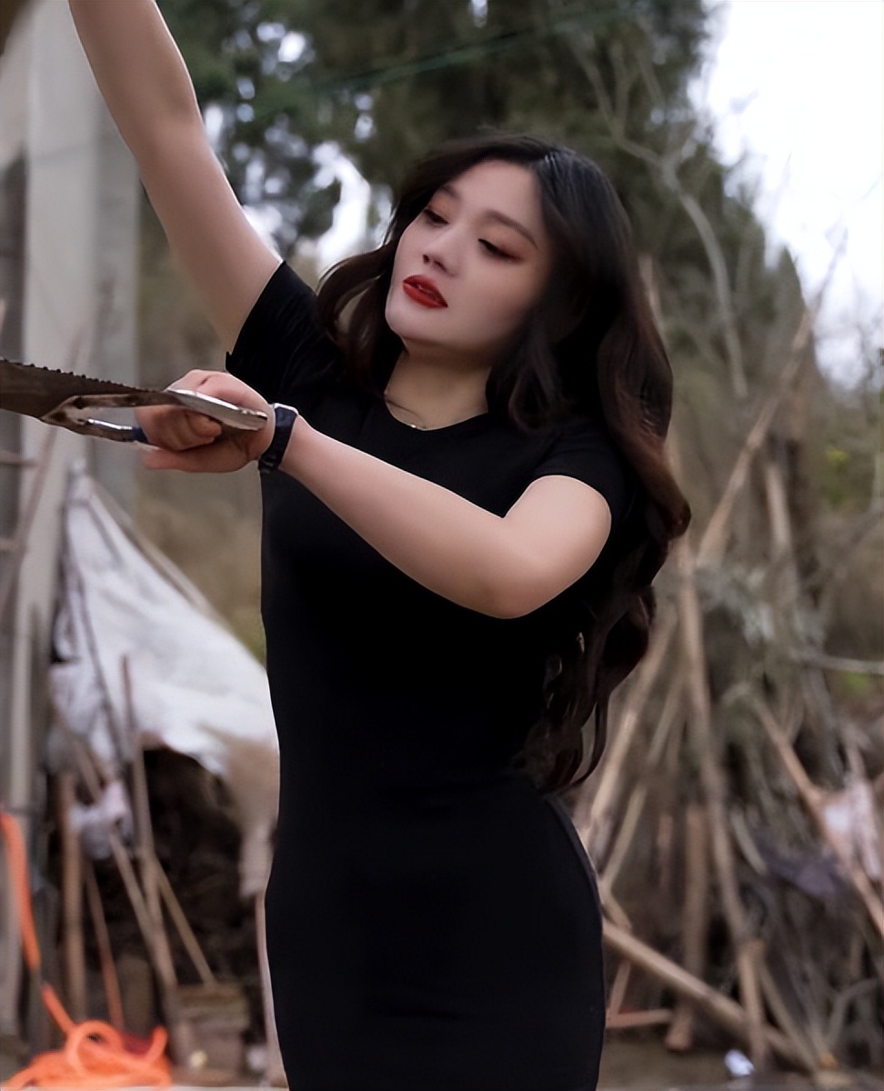 Internet celebrity Tang Xiaoyu wears a dress to dig wormwood - iNEWS