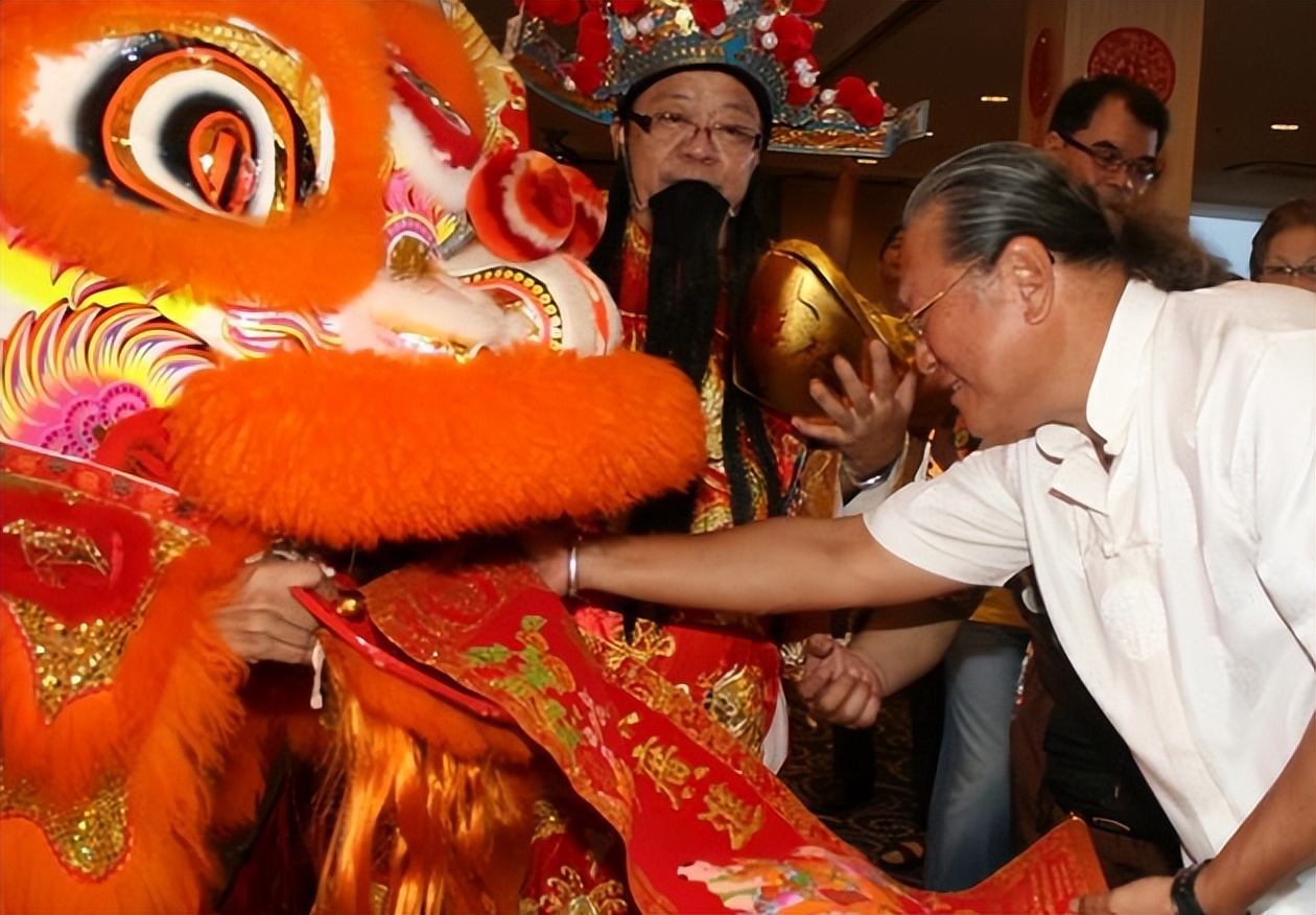 Seventy percent of Singaporeans are Chinese. Why is Chinese not a