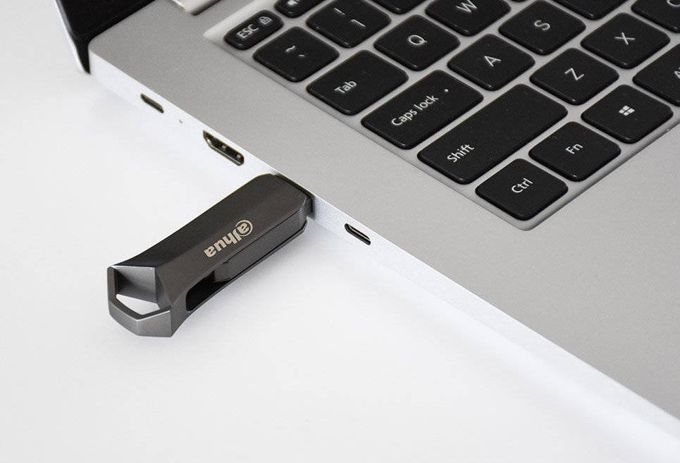 What should I do if the USB flash drive is unplugged and plugged in