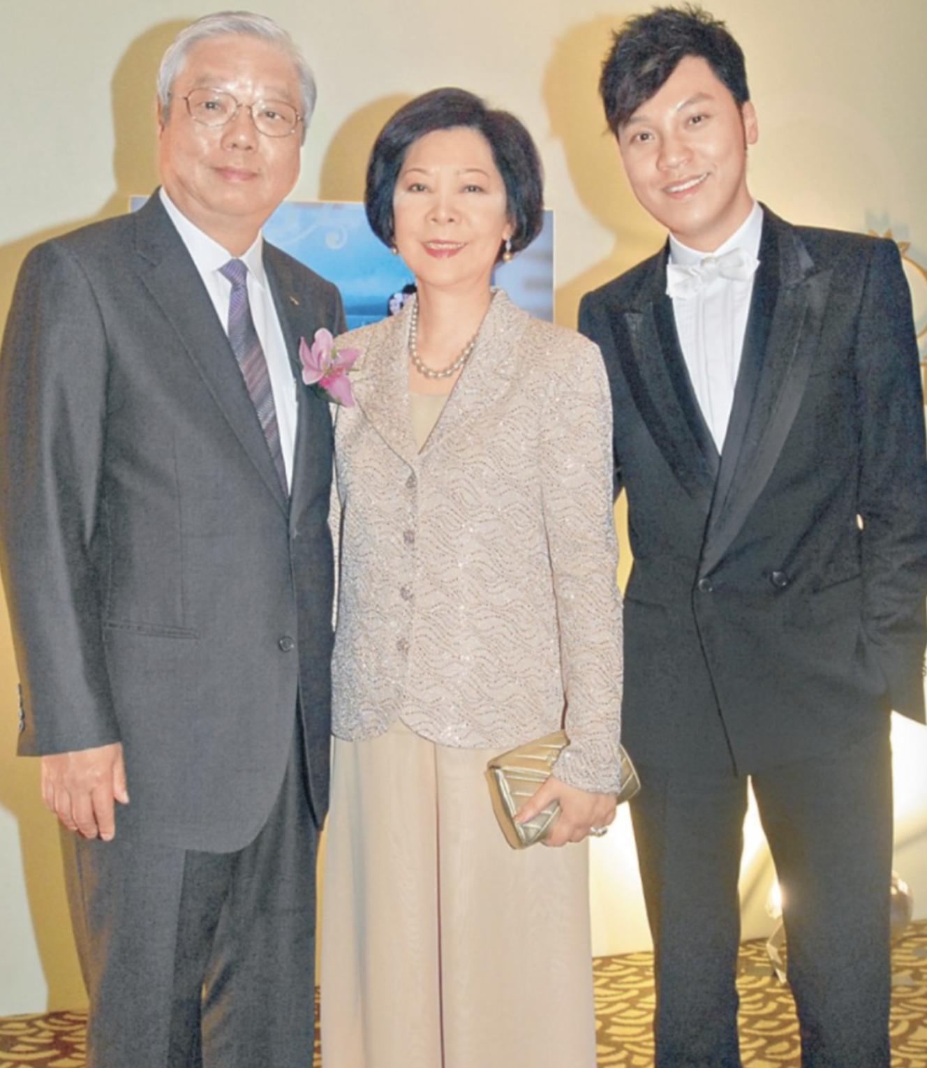 Wang Xianzhi seldom posted a family photo for his father's birthday ...