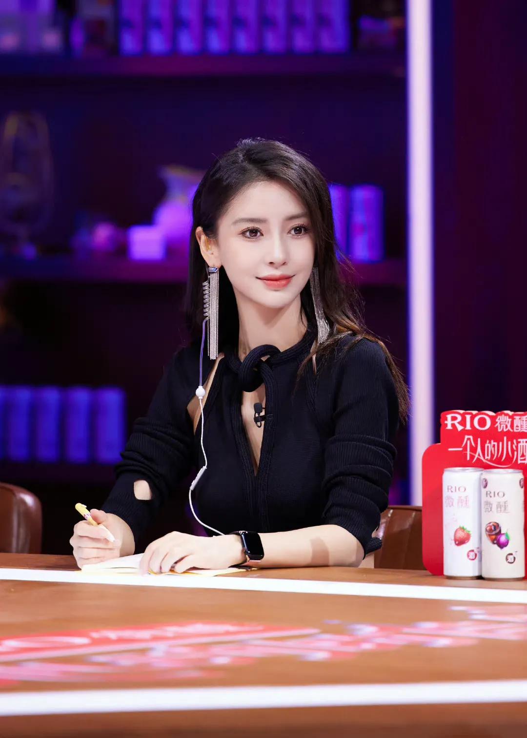 Angelababy wallpaper shares the fifth bullet long hair and red