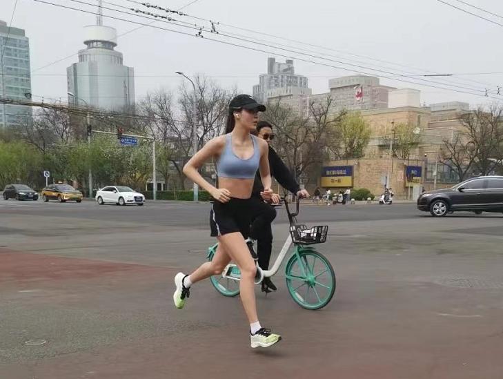 Gu Ailing wears sports underwear to run on the street, her clothes are ...