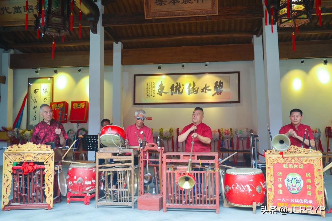 The sound of suona, the clang of drums, and the wonderful performance