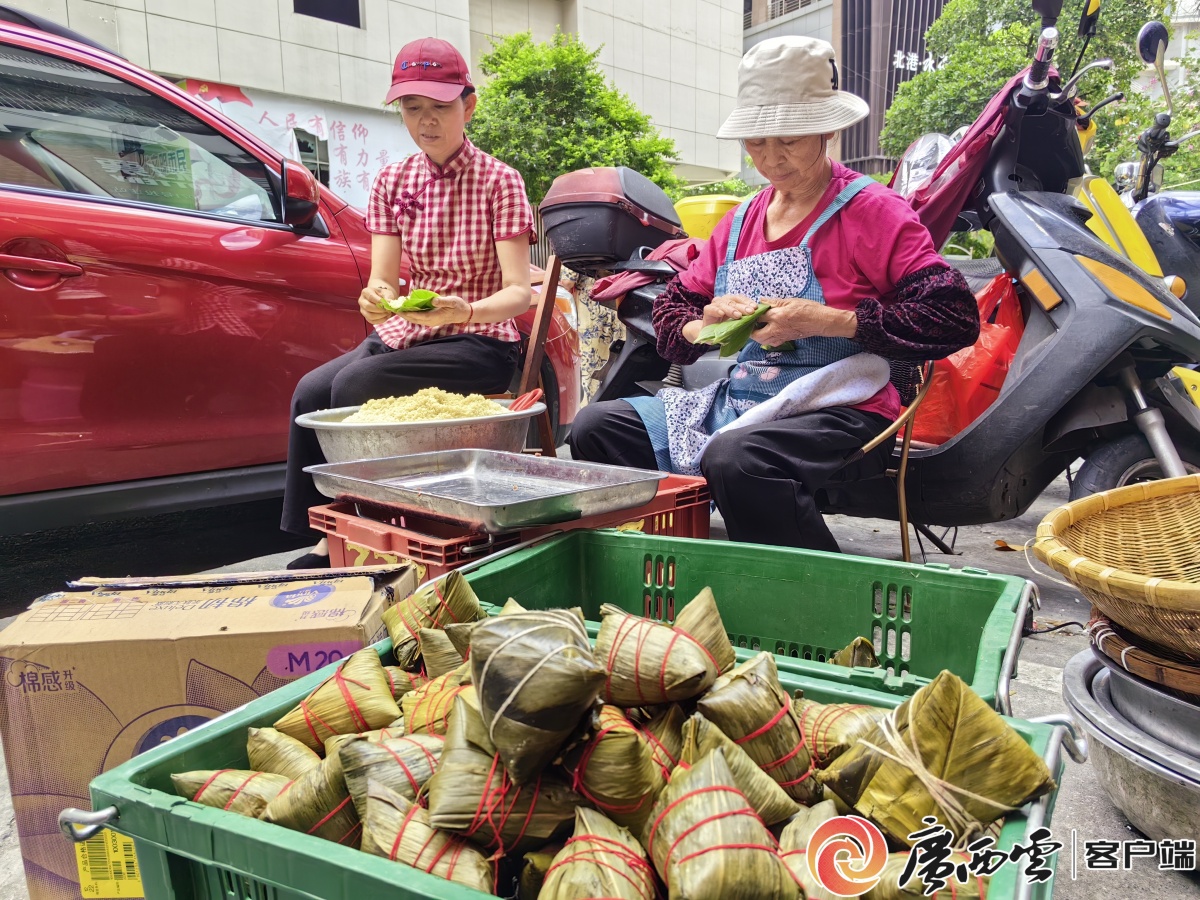 The Dragon Boat Festival is another year of zongzi competition! Sweet or salty? Mung bean or
