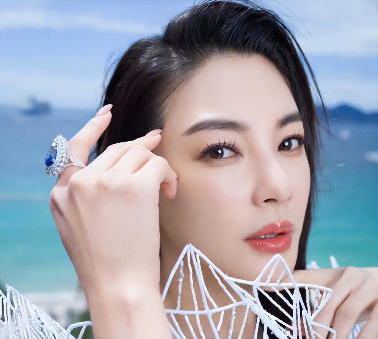 Zhang Yuqi wears a pure white line-carved 3D printed dress, like a ...