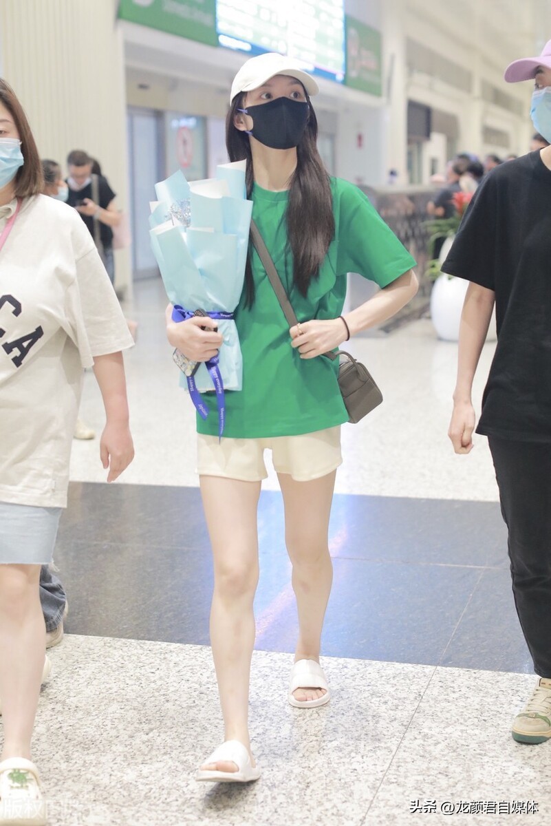 Tian Xiwei showed up at Wuhan Airport wearing a green T-shirt and ...