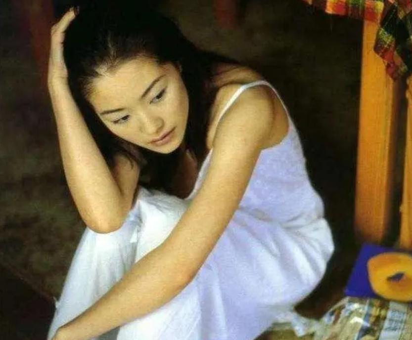 16歲被王晶看上，18歲拍大時尚影片爆紅的鐘甄，為何患上了精神病 - 頭條匯