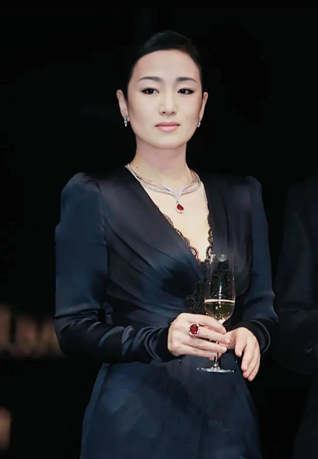 Gong Li's aura is so strong - iNEWS