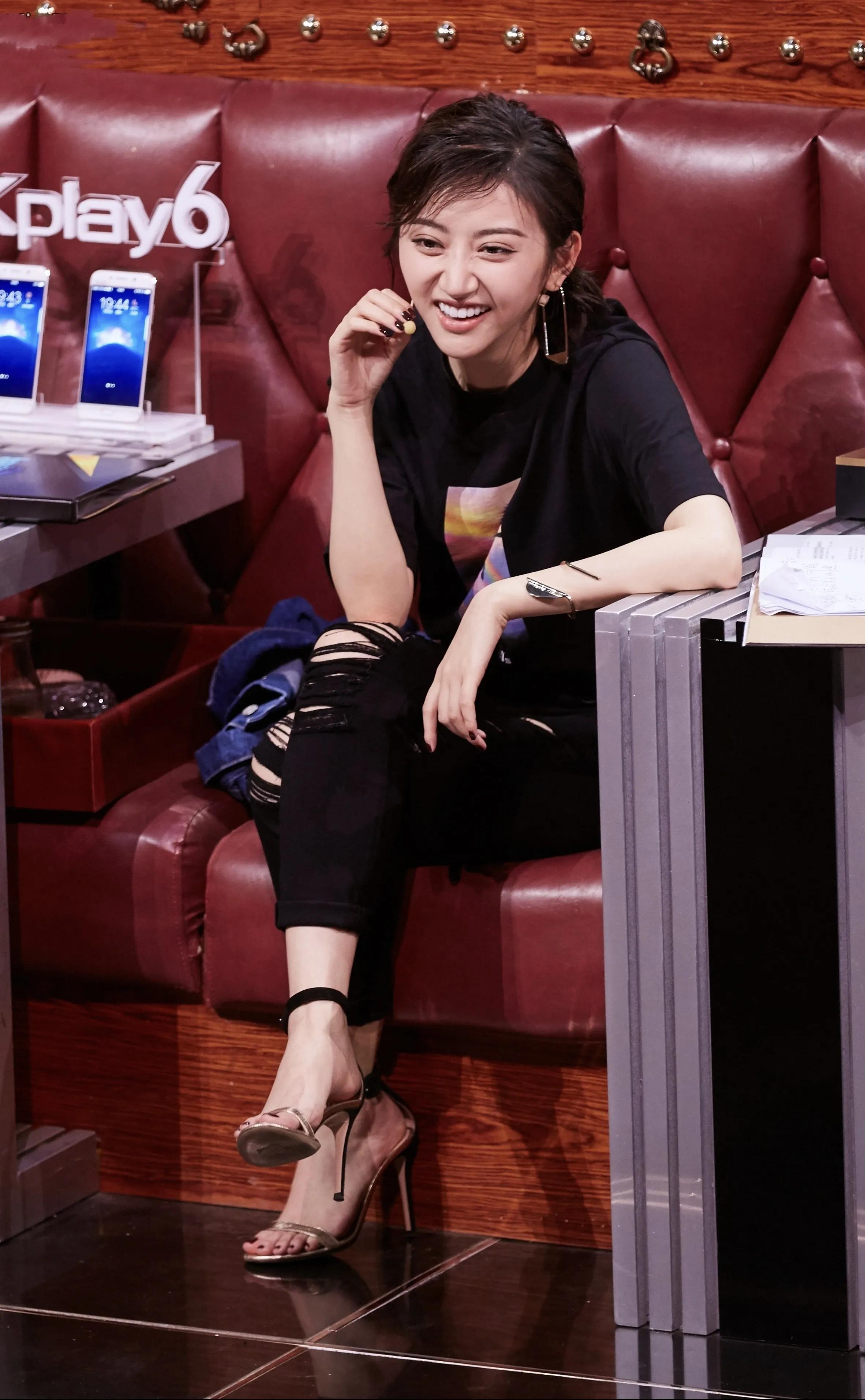 Jing Tian loophole jeans on the show - iNEWS
