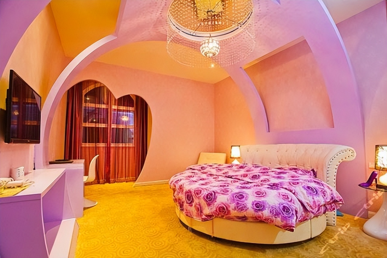 Why do couples only sleep in round bed rooms when staying in hotels