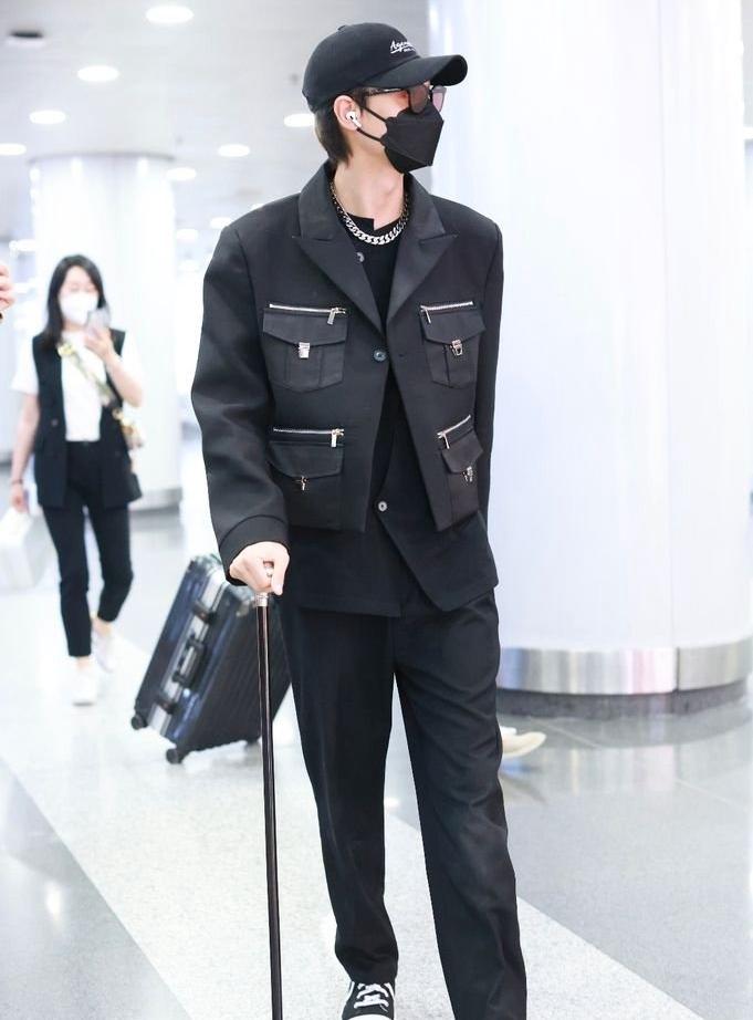 Photo Qin Xiaoxian Appeared At The Airport In All Black Dress With photo-qin-xiaoxian-appeared-at-the-airport-in-all-black-dress-with