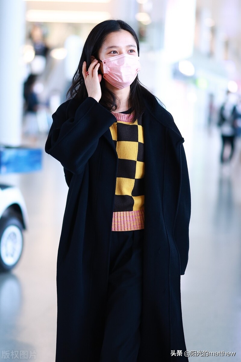 Street shot: Zhang Jingyi black woolen coat + checkerboard sweater ...