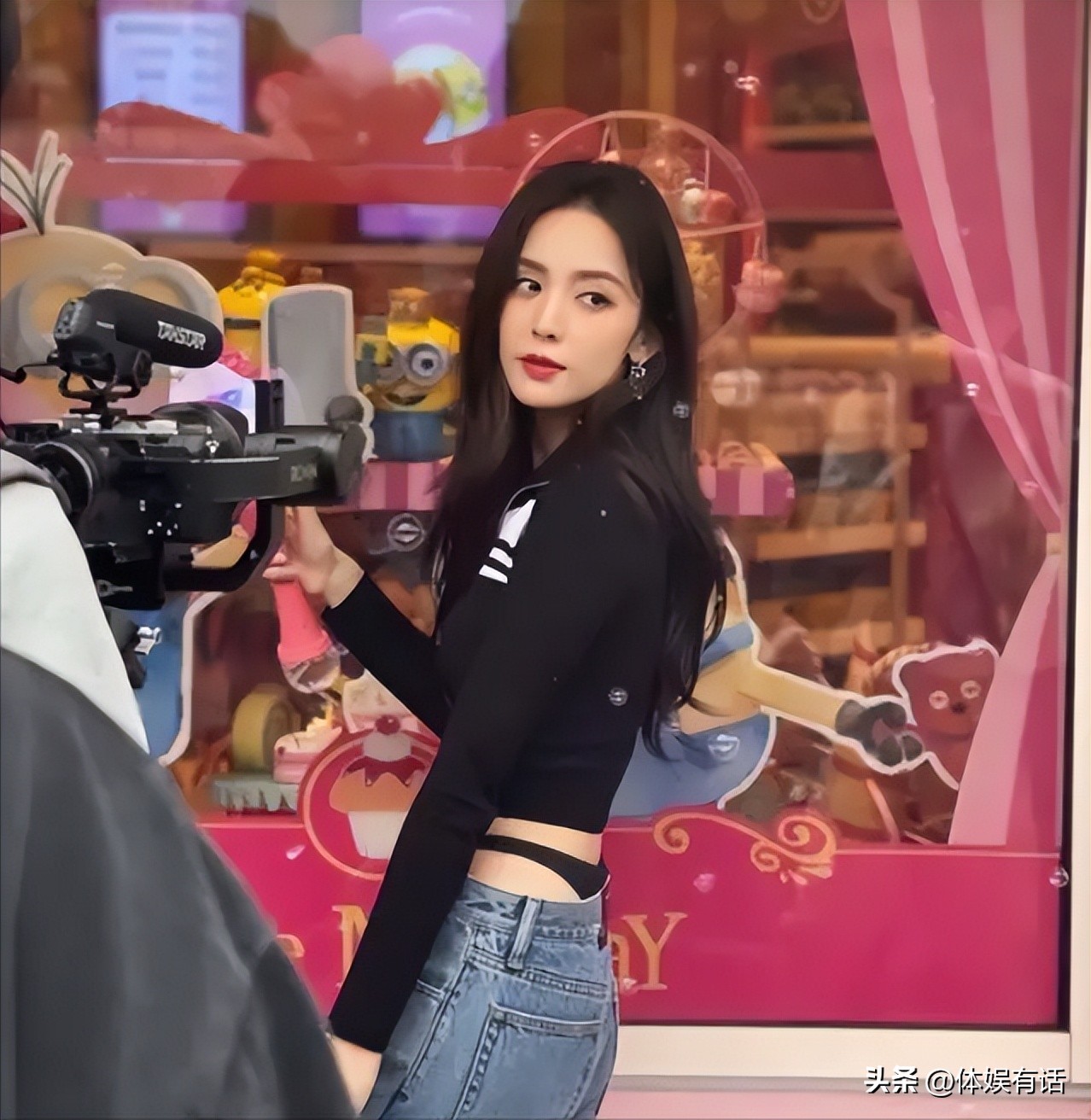 Guli Nazha's "exposed underwear" is controversial, and she i...