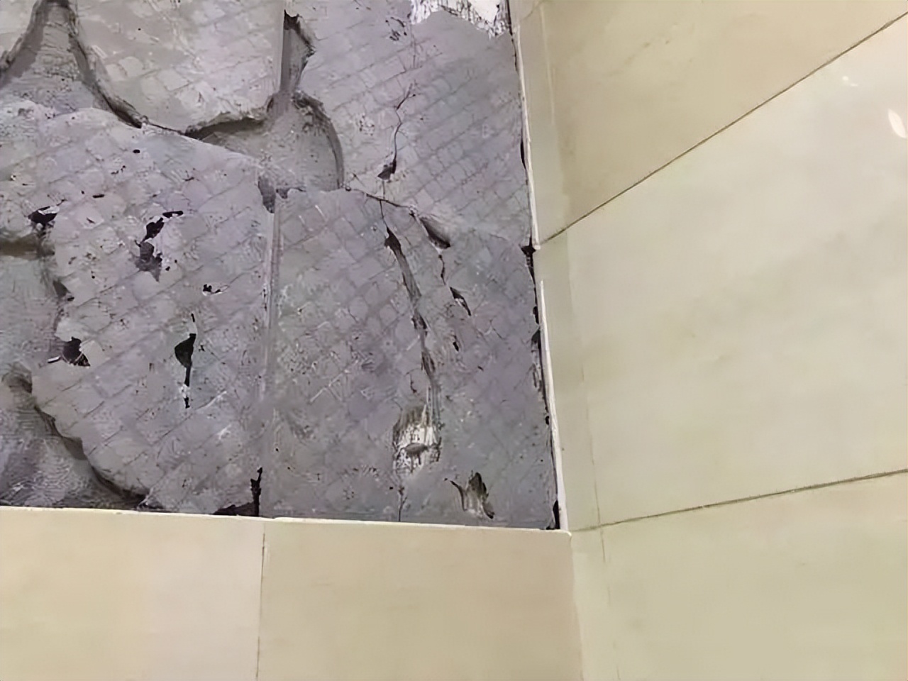 How to repair the hollow tiles on the bathroom wall? iMedia