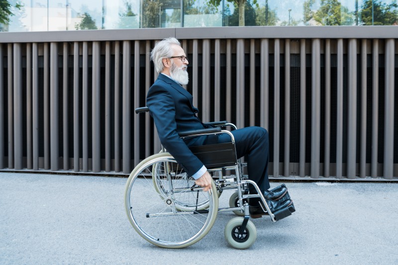 What are the common types of wheelchairs?How to charge the electric