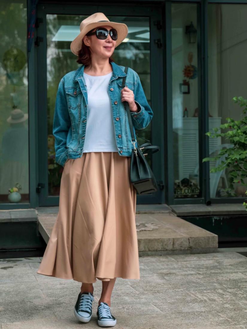 This is the dress of a 65yearold woman, "one skirt, many ways to wear