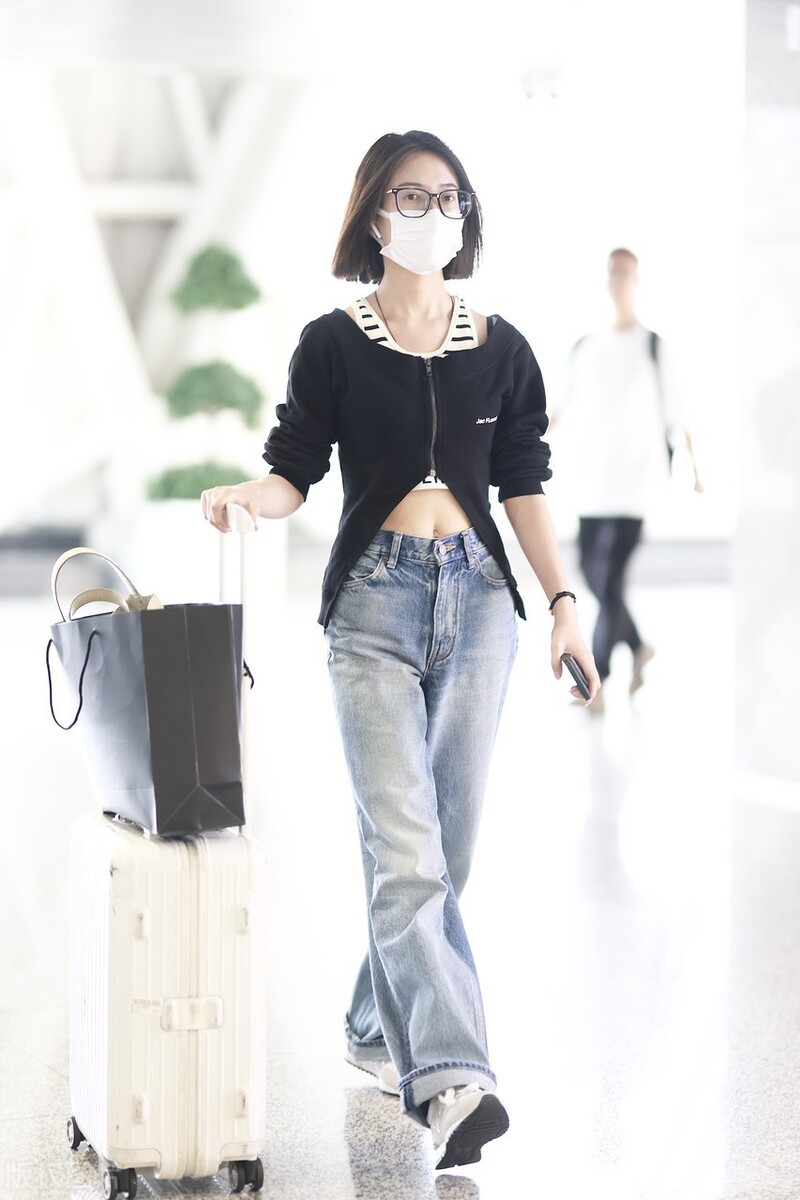 Isn't Chen Yuqi's belly button afraid of catching cold? - iNEWS