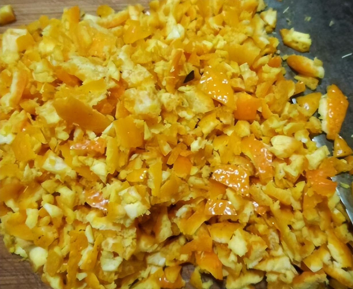 Orange peel soaked in water to water flowers, mainly suitable for acid