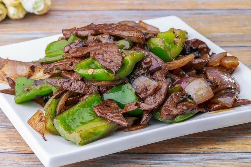 It is a big taboo to blanch the fried pork liver directly. Before that