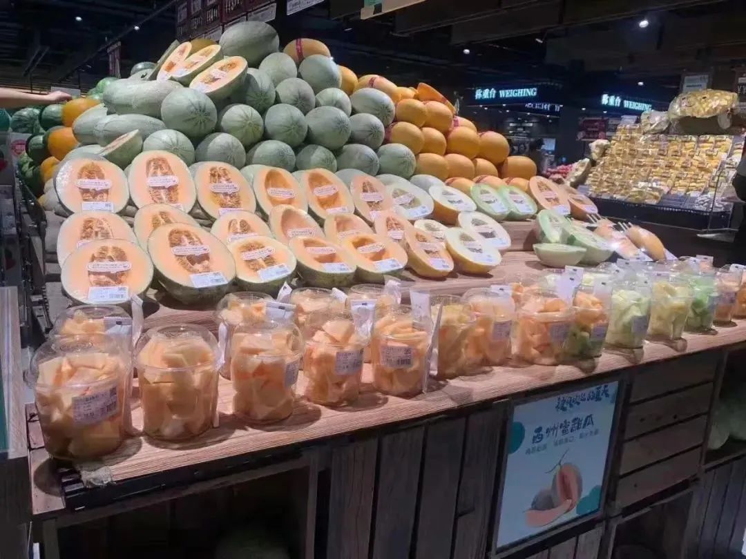 Supermarket fresh cut fruit display appreciation - iNEWS