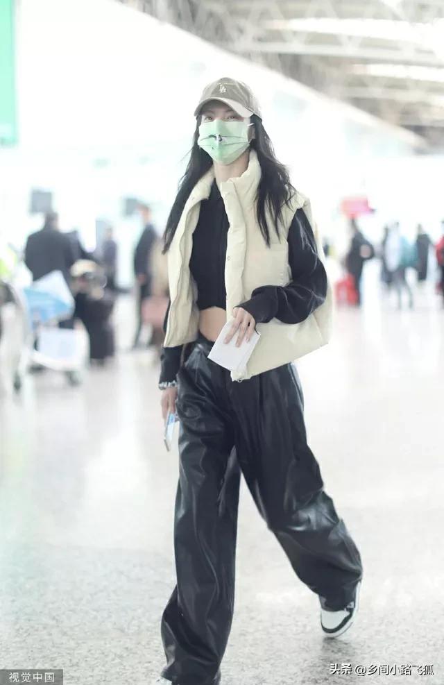 Jin Chen appeared at the airport wearing a vest and a short top ...