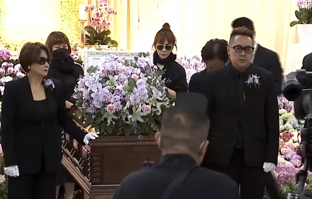 Coco Lee's funeral, her husband and stepdaughter disappeared, and her