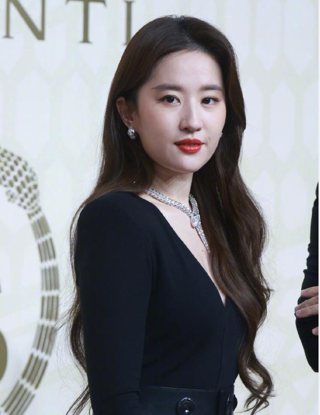 Bulgari event photo, Liu Yifei chooses the right dress after being thin ...