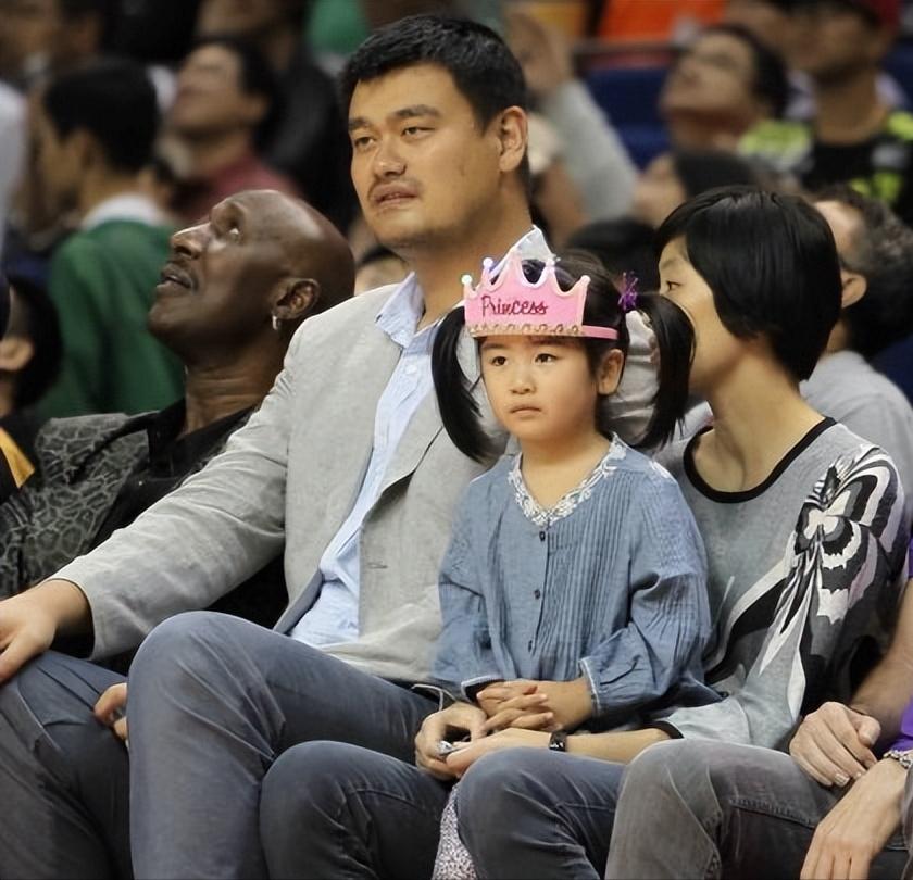 Yao Ming's family of three are in the same frame, 12-year-old Yao ...