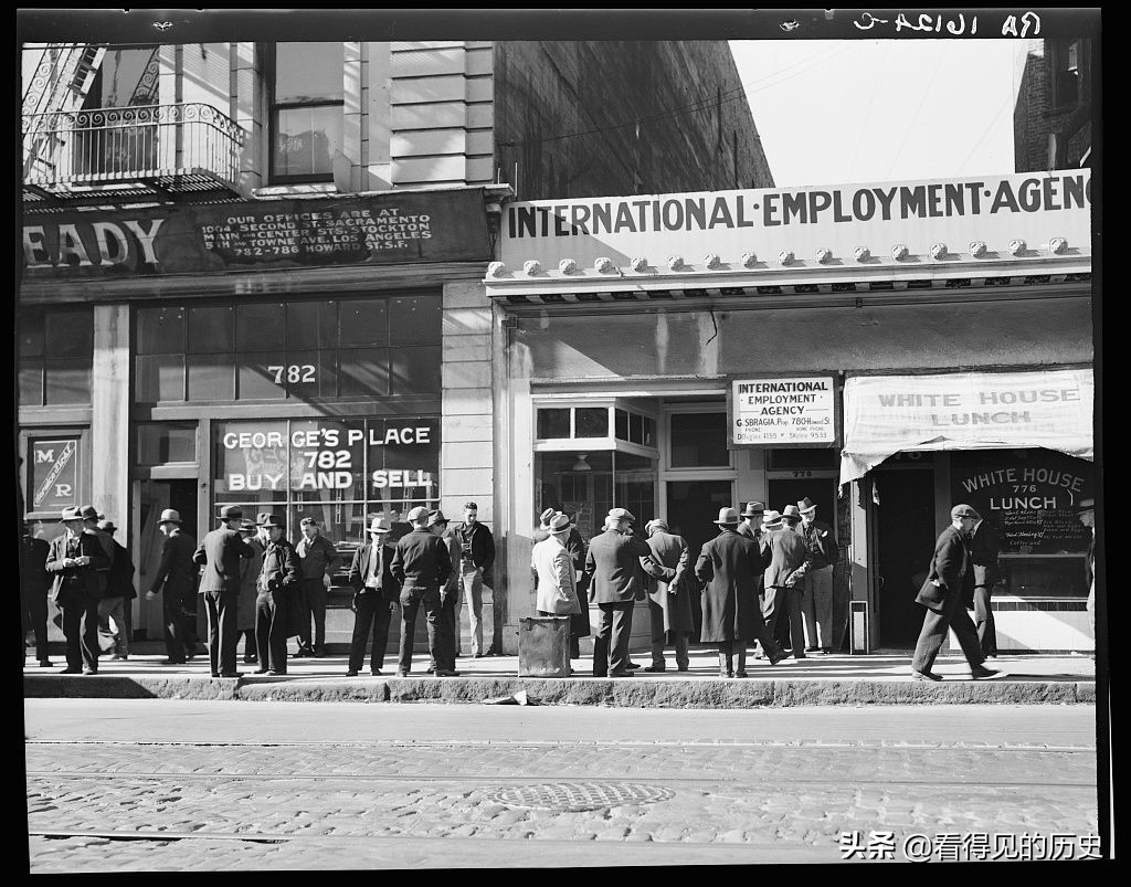 老照片大蕭條時期的美國舊金山街頭擠滿了曬太陽的男人- 資訊咖