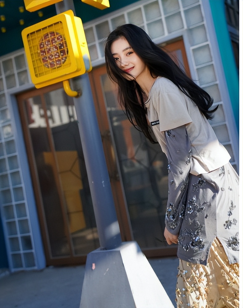 Liu Haocun's beautiful photos in spring, smiling brightly in the sun ...