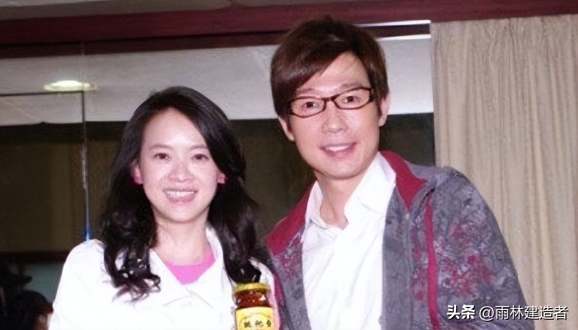 Too perverted! Squatting on the toilet naked, making videos while naked