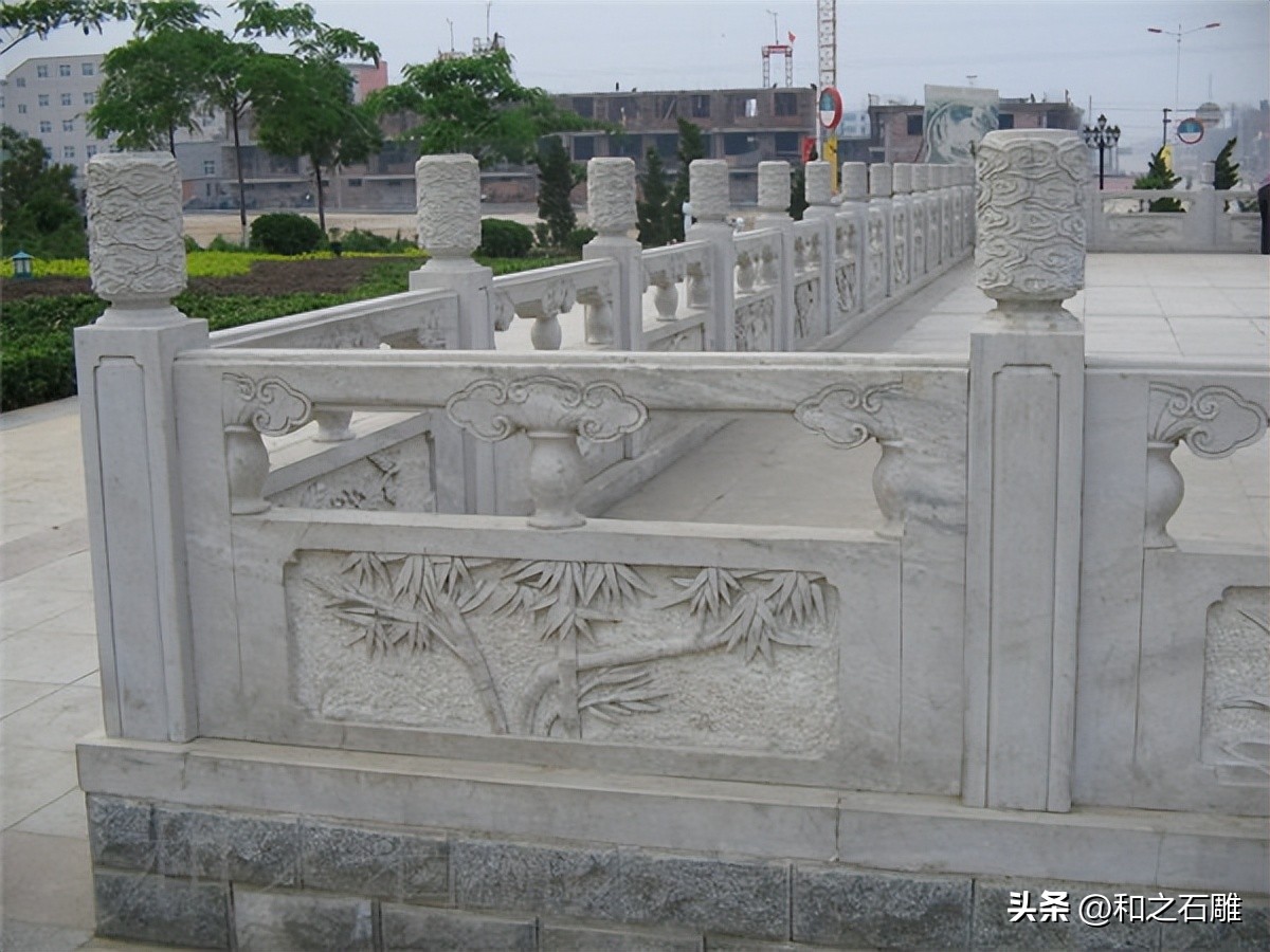 The implication of different patterns carved on the stone railings - iMedia