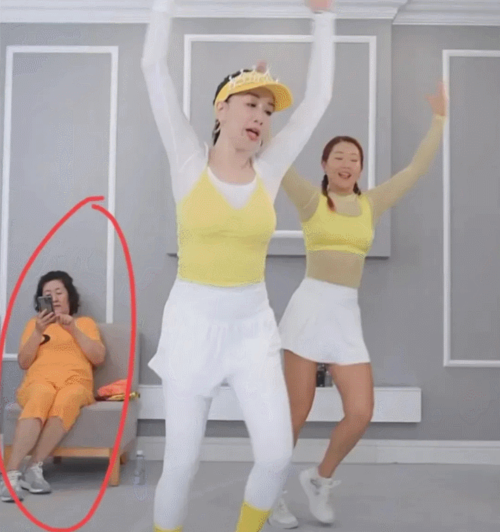 51 year old Zhong Liti Live Broadcasts Fitness Her Mother in law Sat