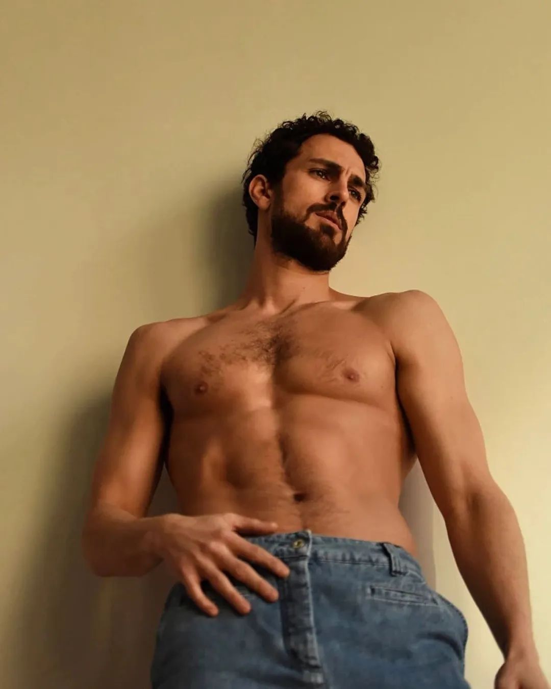 The 36-year-old veteran idol male model Clint Mauro comes out again ...