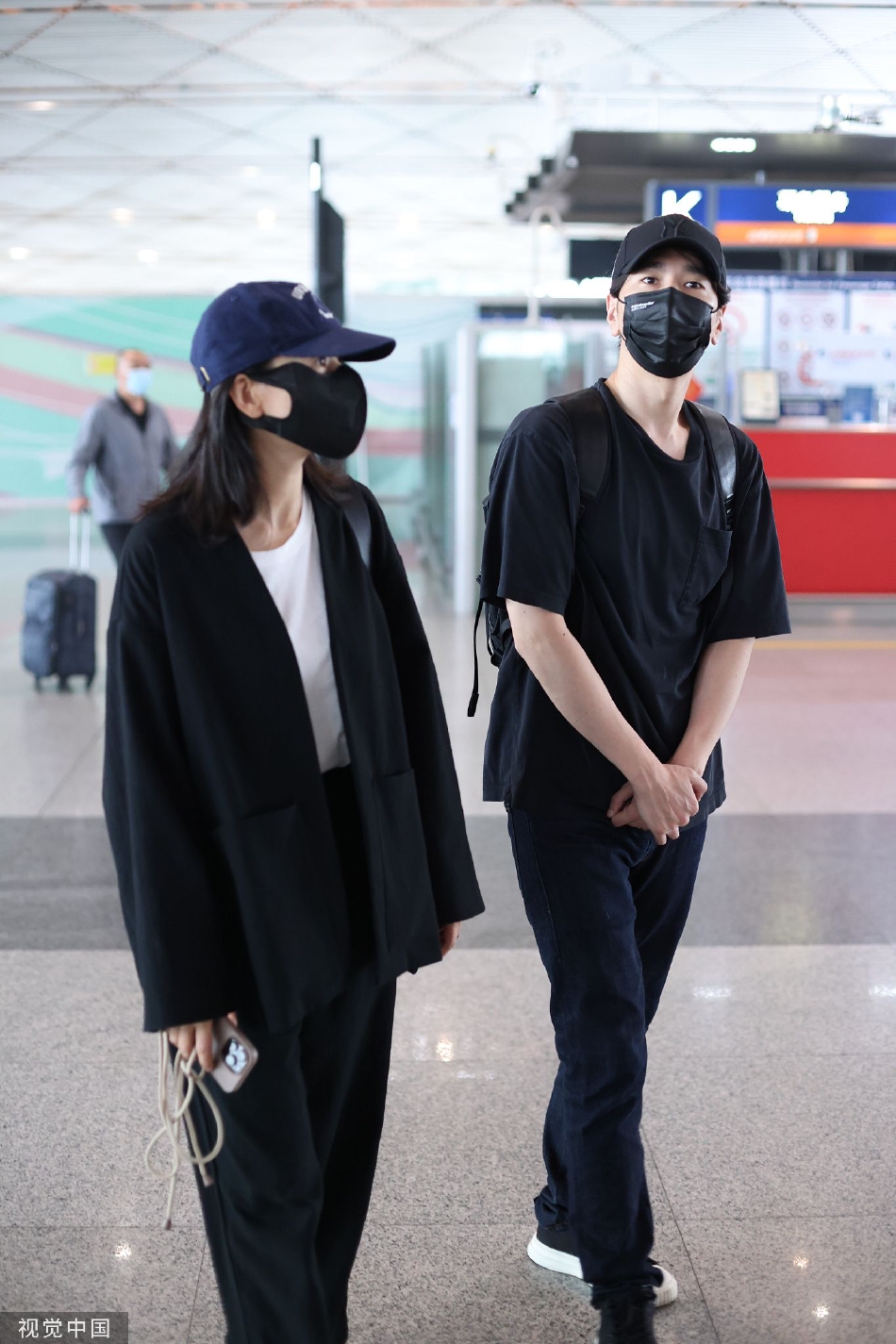 Gao Yuanyuan and Zhao Youting appeared in couple costumes, waving ...