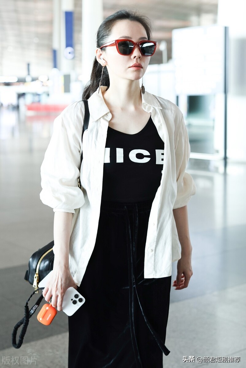 Zhang Liangying appeared at Beijing Airport wearing a white shirt and a ...