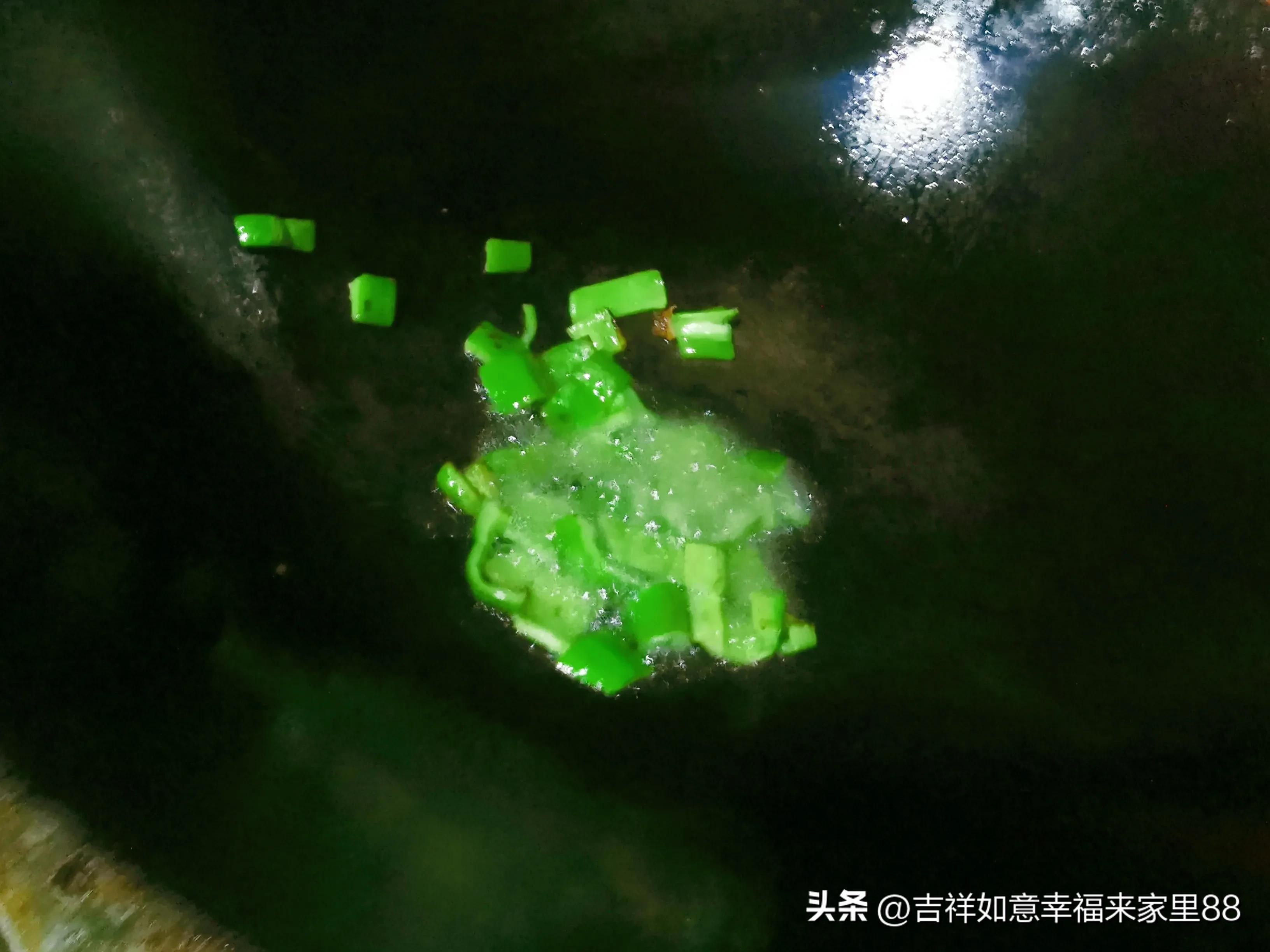 Bitter gourd in tomato sauce, sweet and sour tomato juice, bitter gourd