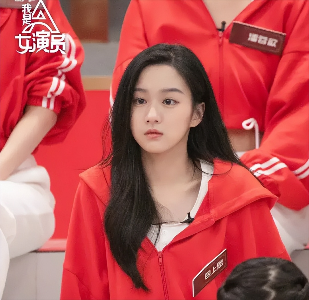 The sweetmouthed Zhang Yishan, the awkward Ao Ziyi, and the smiling