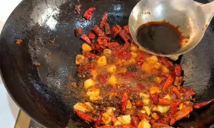 給大家詳細講解麻辣小龍蝦的製作和配方，耐心看完學會你就是大廚