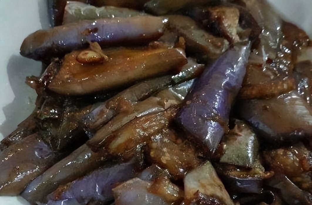 When frying eggplant, don't fry it directly in the pan, add 2 more