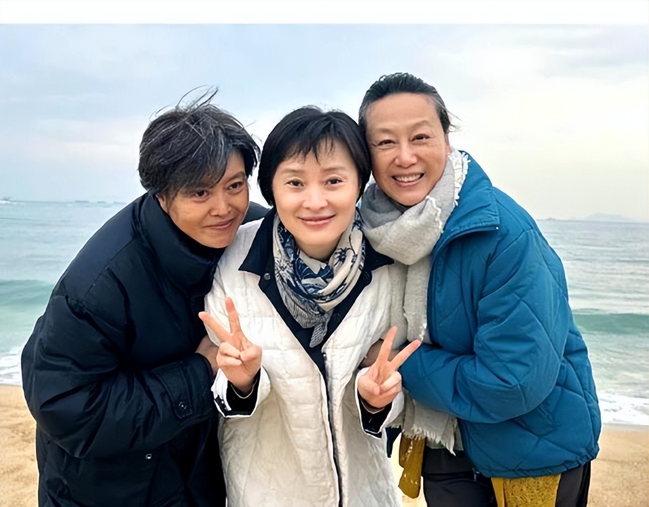 Wu Yue Ding Jiali and Wu Yufang sisters are in the same frame, wearing ...