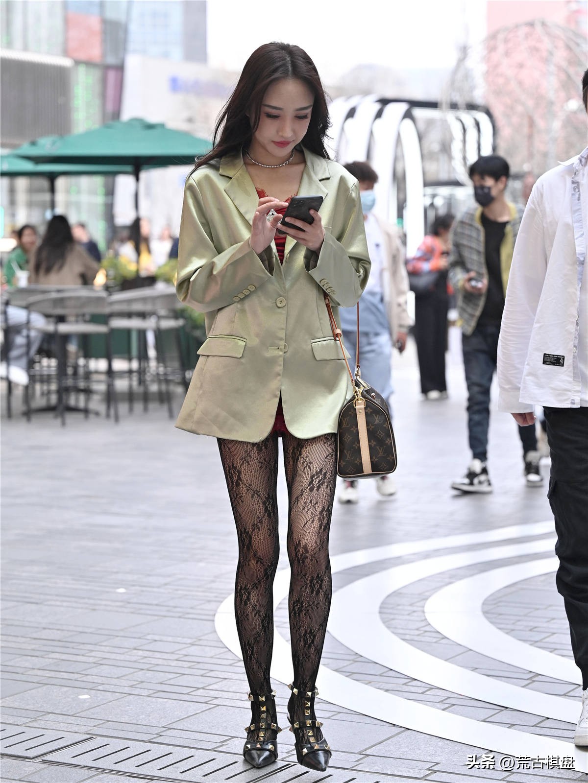 Spring is the season to wear black stockings, you can match it with