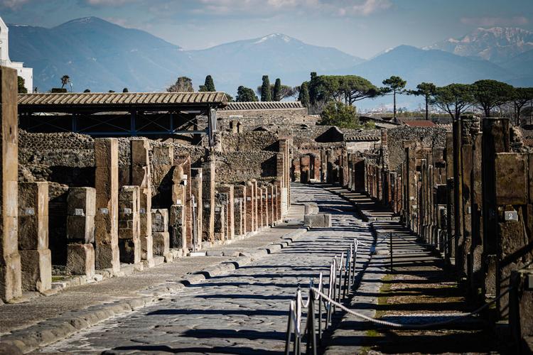 How did Pompeii evolve? What does its ruins inspire contemporary