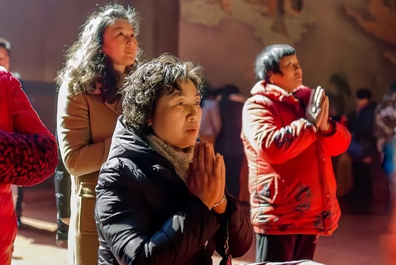 Pregnant women use scissors on the bed, will the baby be born with