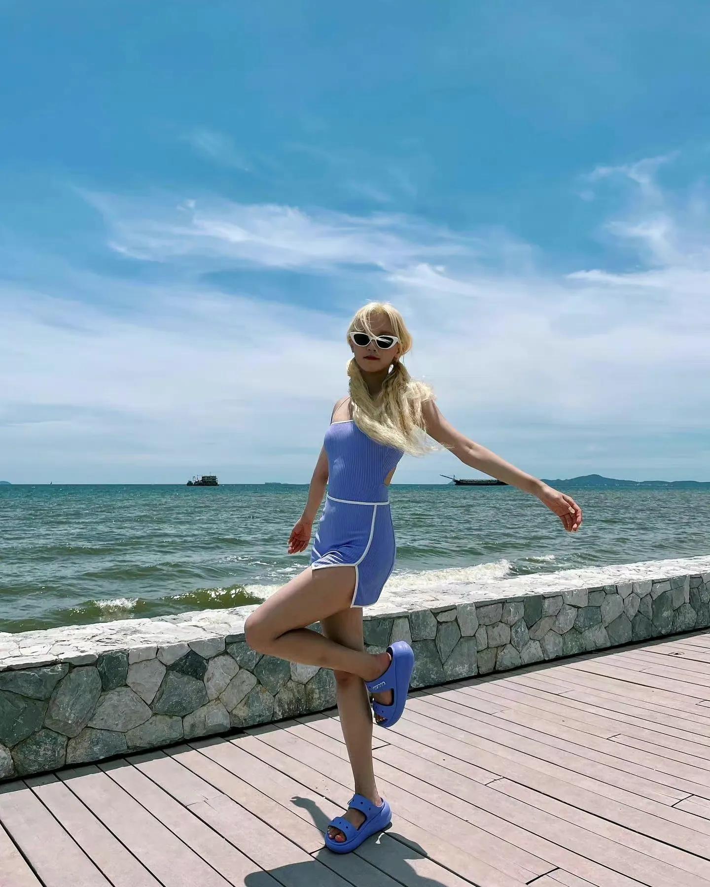 Song Yuqi has a beautiful photo of six palaces by the sea, with blond ...