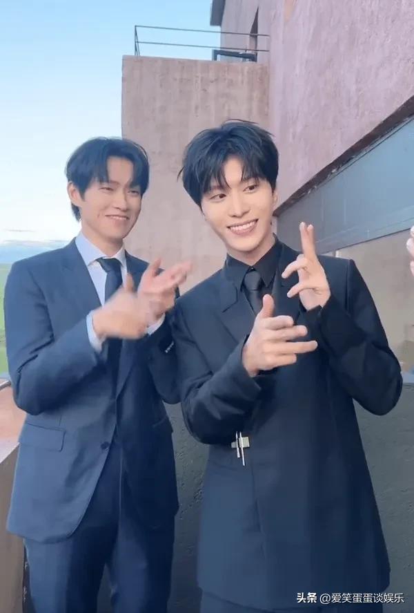 Fan Chengcheng and Wei Daxun dance together in a hand gesture dance ...