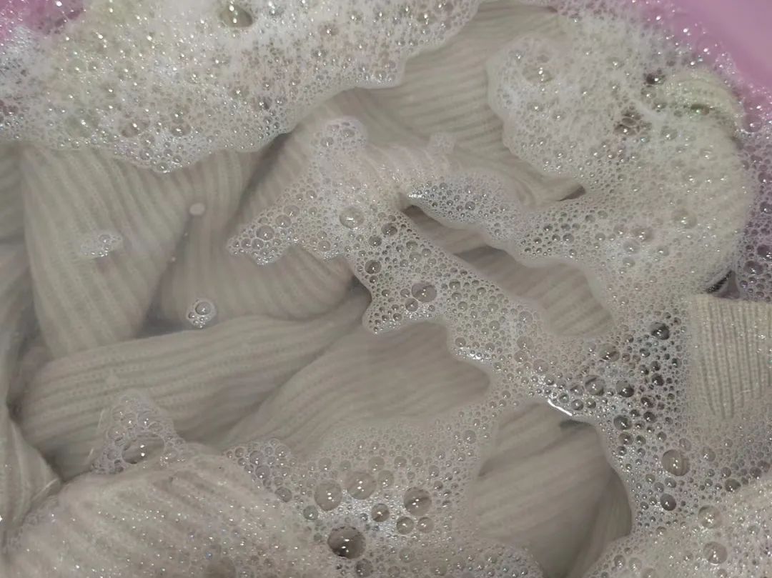 Does the sweater make you feel scratchy and itchy when you wear it? Add